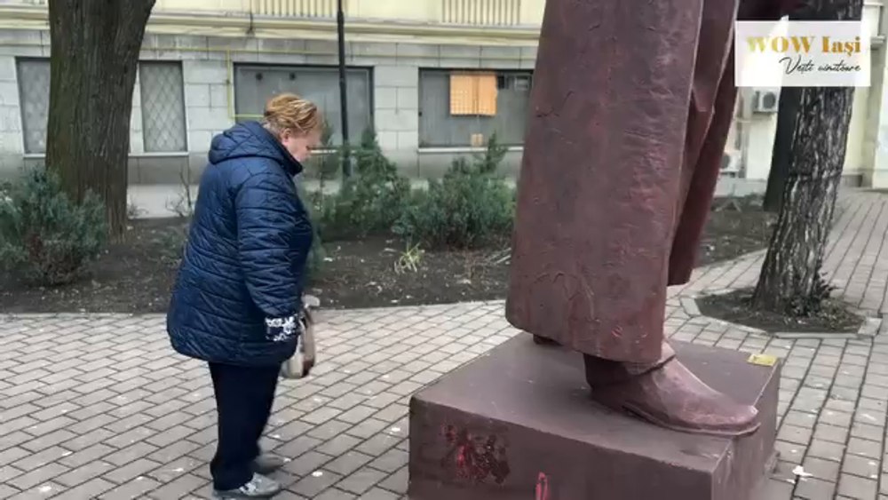 Imagini incredibile la Iaşi. Oamenii furioși, gata să distrugă o statuie cu şapte capete VIDEO