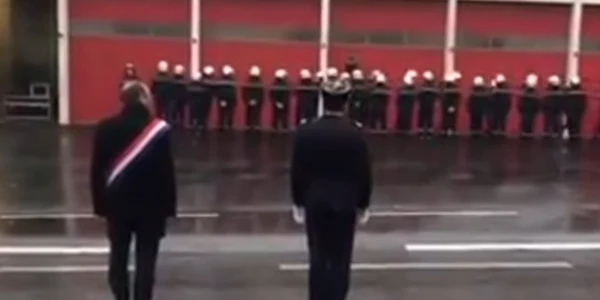 Pompieri francezi tratand cu spatele reprezentanti ai autoritatilor Captura YouTube