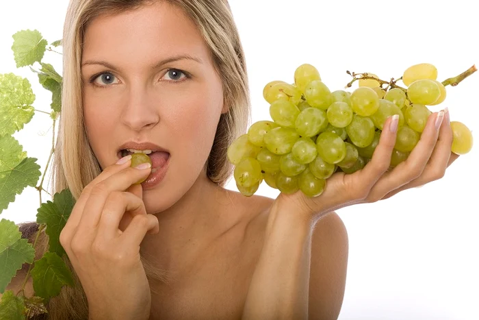 
    Strugurii fac parte din lista fructelor care conține mult zahăr și îngrașăFoto: Shutterstock  