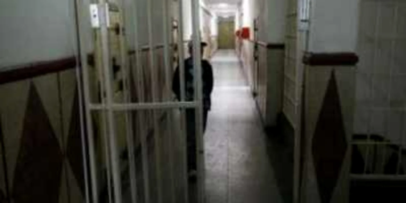 Cei doi deţinuţi vor ieşi din spatele gratiilor pentru câteva zile