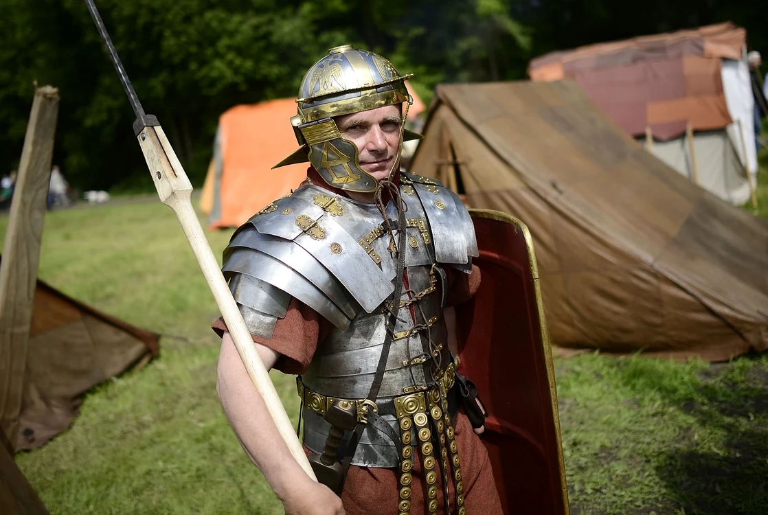 soldat roman la un spectacol medieval GettyImages 169048317 jpg