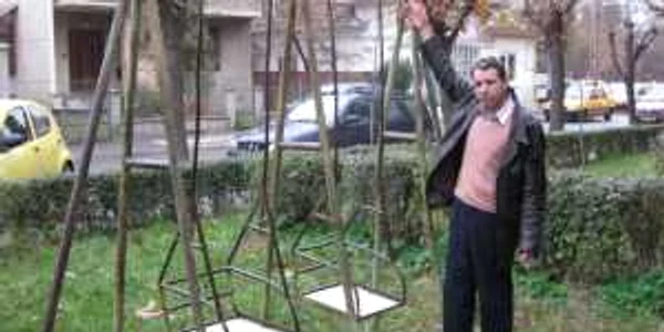 Dorel Dumitrache a verificat leagănul şi spune că nu este sigur