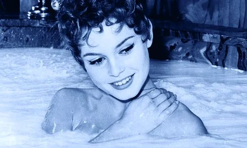 Cele mai bizare metode de înfrumuseţare din istorie jpeg