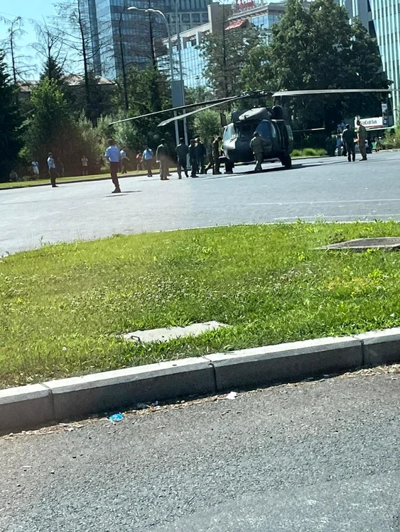 Elicopterul Black Hawk, în Piaţa Charles de Gaulle