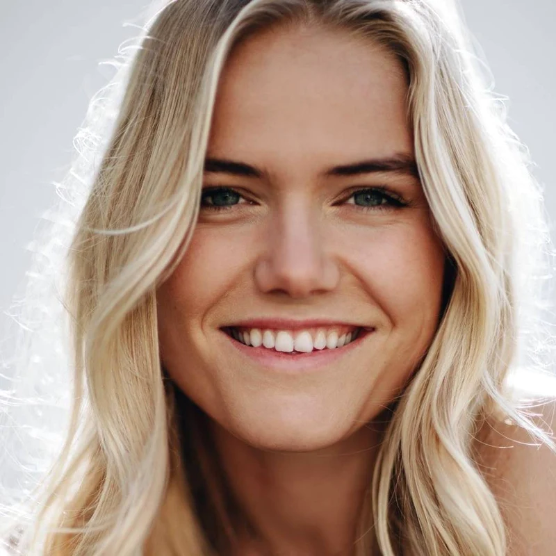 Julia Sandstrom vine la petrecerea lui Musk