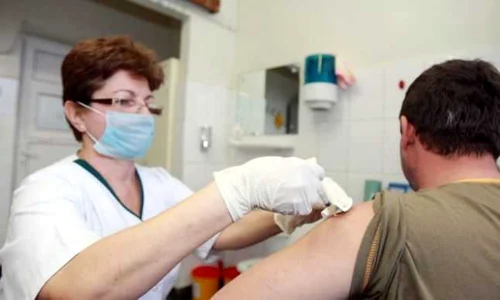persoana care se vaccineaza jpeg