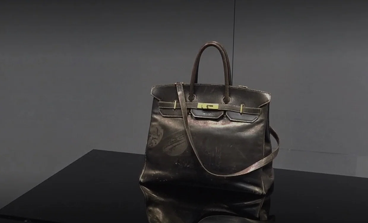 Prima geantă Birkin a fost vândută cu aproape 8,6 milioane de euro. Sursă foto: Sotheby’s 