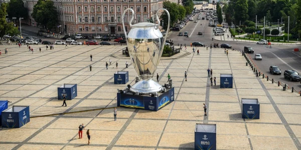 O replică uriaşă a trofeului UEFA Champions League este plasată în centrul oraşului înainte de finala Ligii Campionilor UEFA dintre Real Madrid şi Liverpool la Kiev Ucraina FOTO Guliver / Getty Images / David Ramos 
