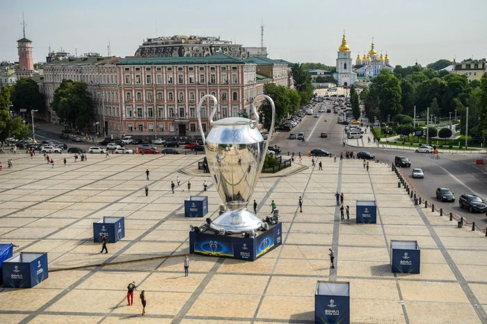 O replică a trofeului Ligii Campionilor plasată în centrul Kievului înainte de finala Real Madrid - FC Liverpool FOTO Guliver/ Getty Images/ David Ramos