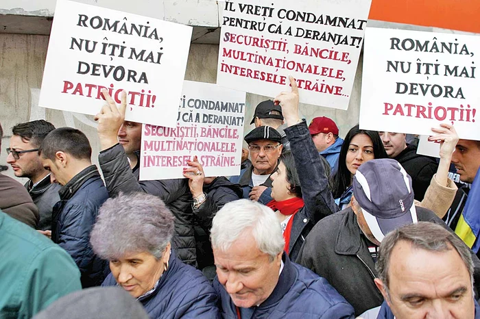 Simpatizanţii PSD au vociferat la sediul Curţii Supreme