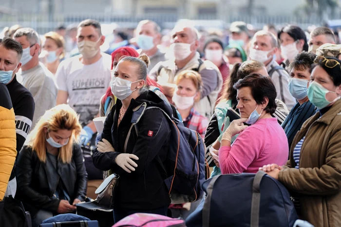 Mii de oameni s-au îngrămădit în aeroportul din Cluj, ca să plece la muncă în Germaniafoto: Mediafax