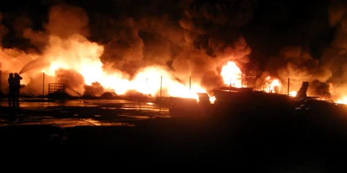 Pompierii se luptă cu flăcările care au cuprins depozitul