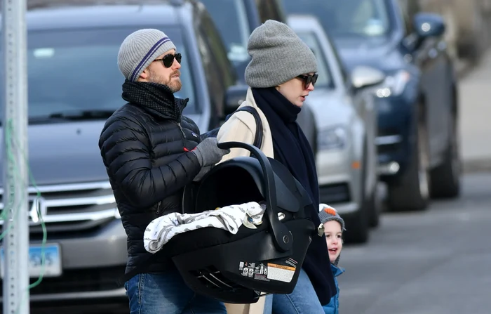 
    Anne Hathaway la plimbare cu nou-născutul, cu soţul şi fiul cel mareFoto: Profimedia  