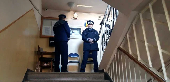Un poliţist şi un jandarm în timpul misiunii de supraveghere a blocului în care locuieşte sirianul Jamil Fadi, împuşcat într-un atac armat comis în 18 ianuarie 2017 FOTO Daniel Dancea