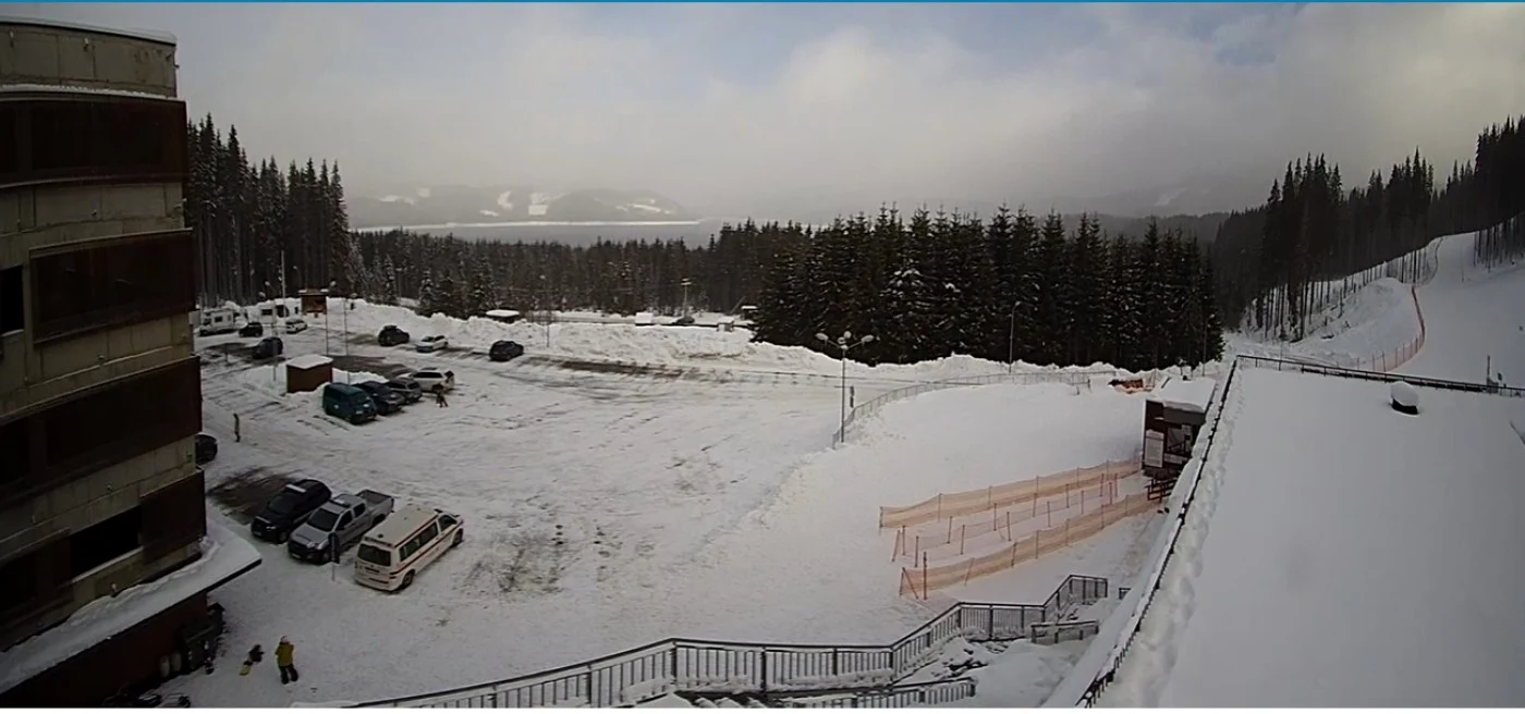 Parcarea Domeniului schiabil Transalpina - Voineasa din Vâlcea în prima zi de deschidere a sezonului de iarnă 2021 Foto captură video web cam