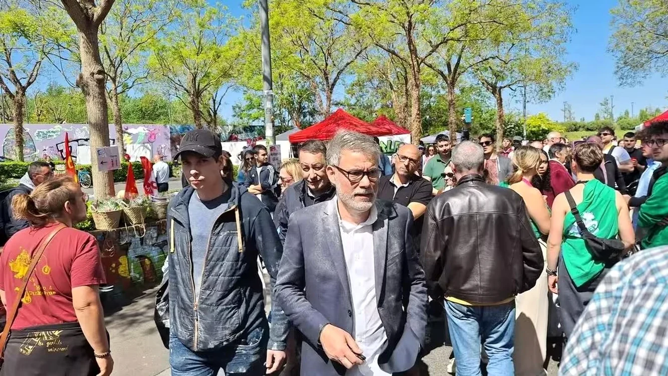 Olivier Faure acoperit cu făină. FOTO: X/@realmarcel1