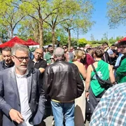 Olivier Faure, liderul Partidului Socialist din Franța, a fost atacat cu faina la protestele de 1 mai FOTO: X/@realmarcel1