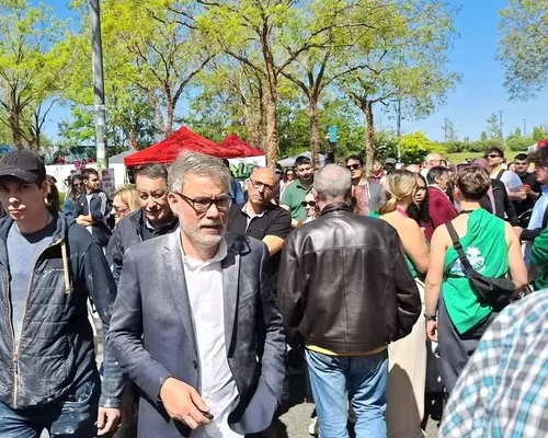 Olivier Faure, liderul Partidului Socialist din Franța, a fost atacat cu faina la protestele de 1 mai FOTO: X/@realmarcel1