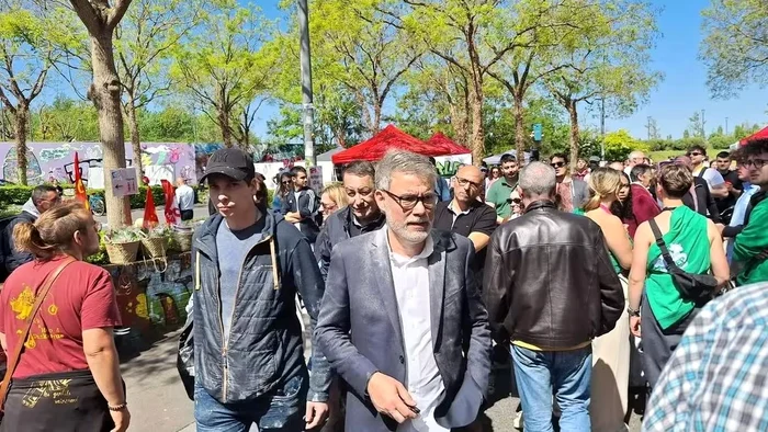 Olivier Faure acoperit cu făină. FOTO: X/@realmarcel1