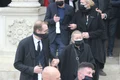 Alexandru Găitan, fiul lui Vladimir Găitan, își consolează mama  În spatele lor, fiica lui Vladimir Găitan, Gloria jpeg