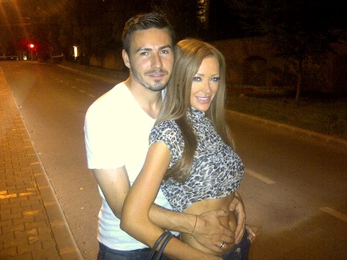 Bianca Drăguşanu este răsfăţată de iubitul ei încă de la primele ore ale dimineţii (foto:Facebook)