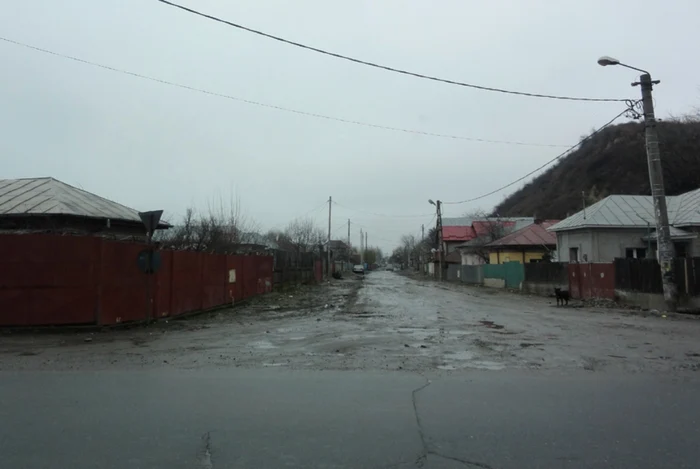 Strada Grădişte din Slatina este plină de gropi şi este desprinsă ”de la ţară” FOTO Mugurel Manea