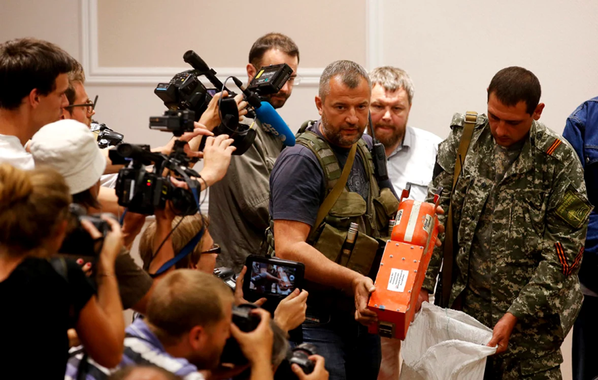 
    Rebelii au predat Malaeziei cutiile negre ale zborului MH17Foto: Reuters  