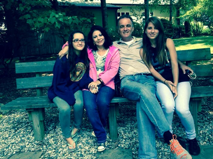 Elena Cârstea este fericită alături de Glenn, Sanda și Adriana