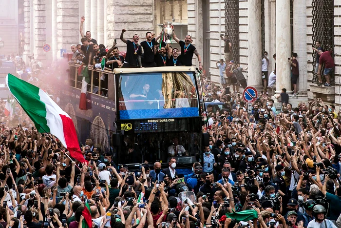 Fotbaliștii Italieni au prezentat fanilor trofeul cucerit la LondraFoto: EPA-EFE