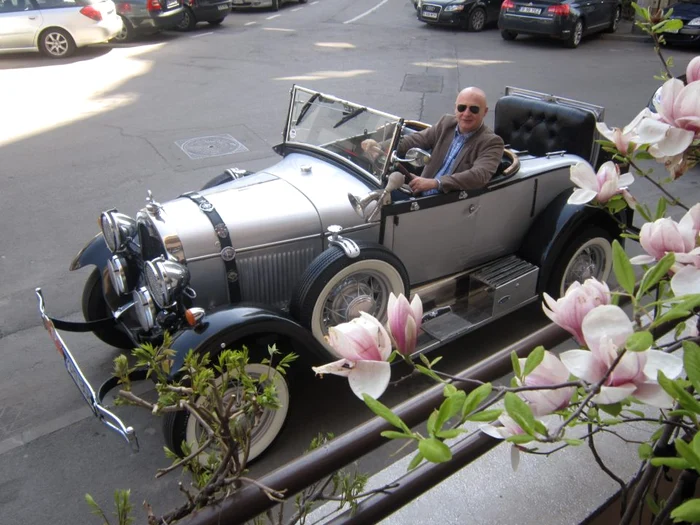 Mircea N. Stoian, la volanul unei maşini din anii 1920.