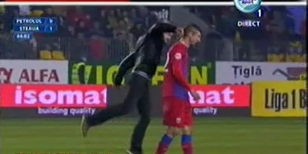 Enache a străbătut aproape jumătate de teren înainte să-l pocnească pe Galamaz (captură DigiSport)