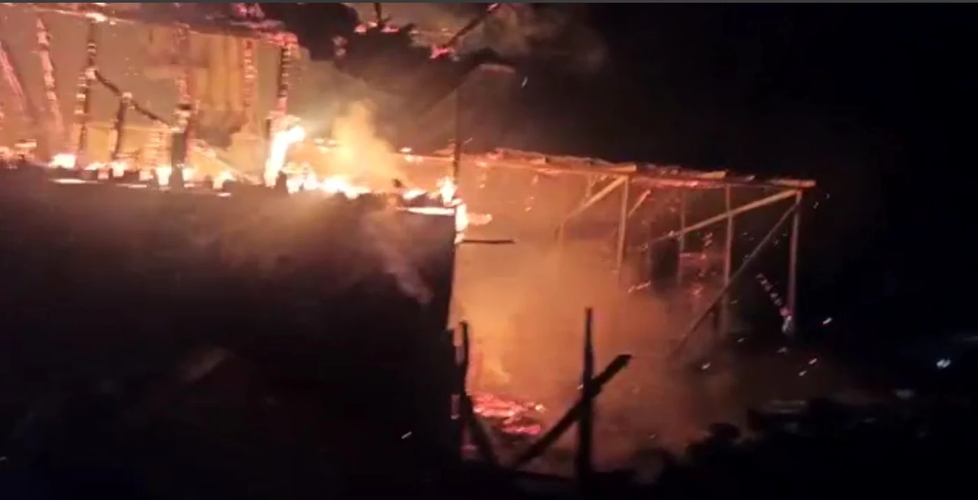 Flăcările au mistuit o hală. FOTO Captură video ISU Argeș