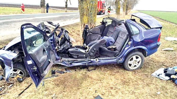 Maşina a ajuns în pom, după ce şoferul a pierdut controlul volanuluiFoto: cugetliber.ro