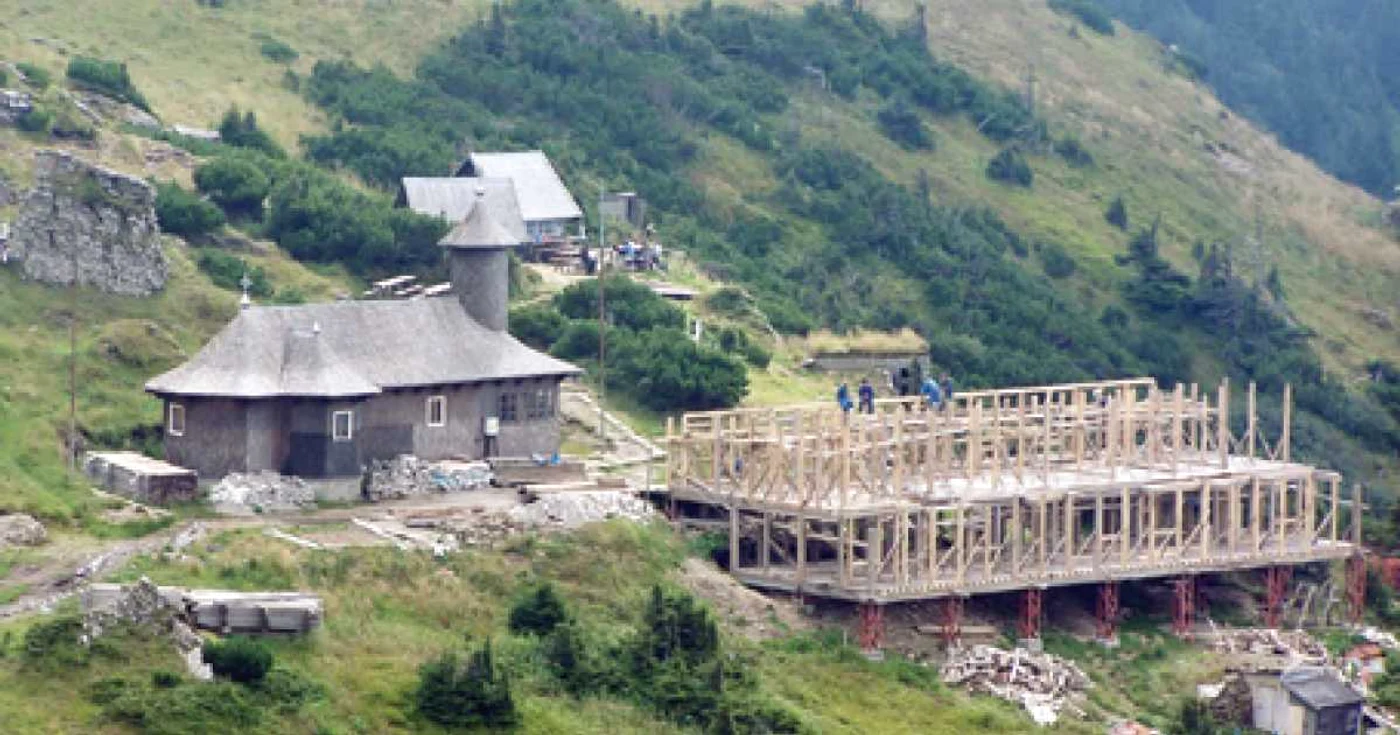Imagine din timpul construirii corpului de clădire al Mănăstirii de pe Ceahlău