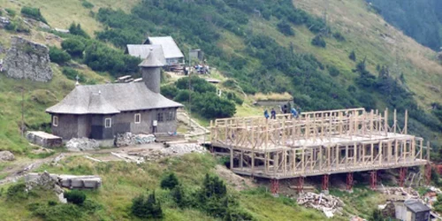Imagine din timpul construirii corpului de clădire al Mănăstirii de pe Ceahlău