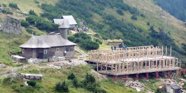 Imagine din timpul construirii corpului de clădire al Mănăstirii de pe Ceahlău