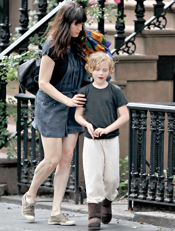 
    Actriţa Liv Tyler îşi ţine,  drăgăstoasă,  copilul de umeri (fotografii: guliver)  