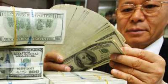 Devaluarea dolarului nu s-a dovedit o prăbuşire catastrofică, aşa cum fusese prezisă de pesimişti