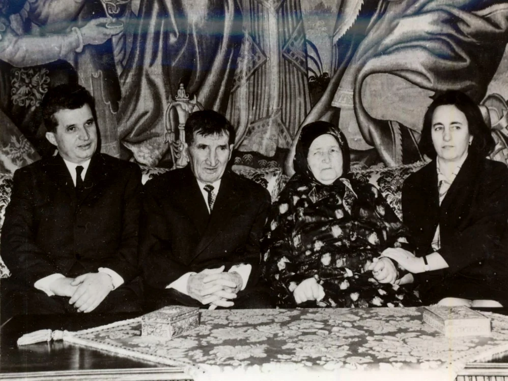 Nicolae Ceauşescu cu soţia şi părinţii (1968) - Romanian Communism Online Photo Collection