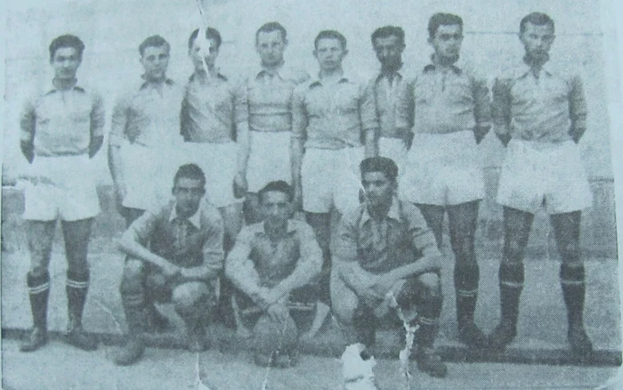 O selectionata a Sibiului din anul 1949 - Garteanu, Stuparu, Dragoman, Kun, Vacaru, Cios, Todericiu, Moraru, Gheorghiu, Popa, Hociota - Sursa foto volumul „Istoria fotbalului sibian” scris de Ioan şi
Mircea Galaţă