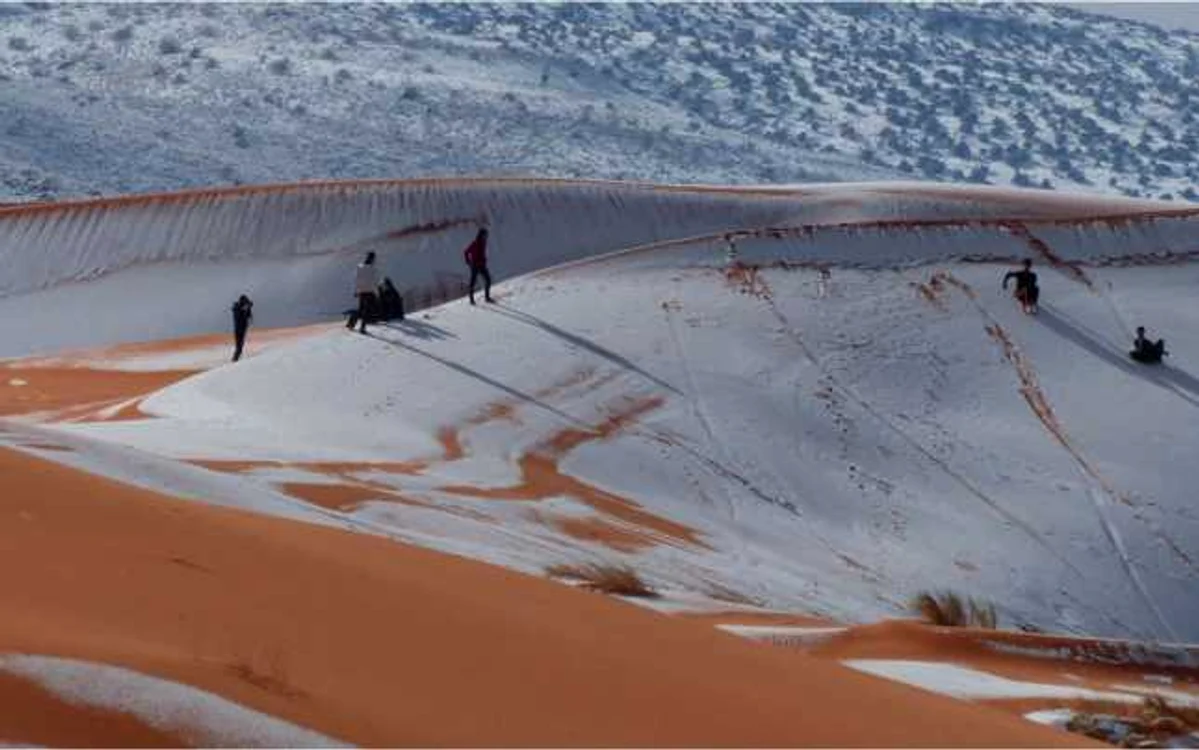 Dunele de nisip din Sahara acoperite cu zăpadă