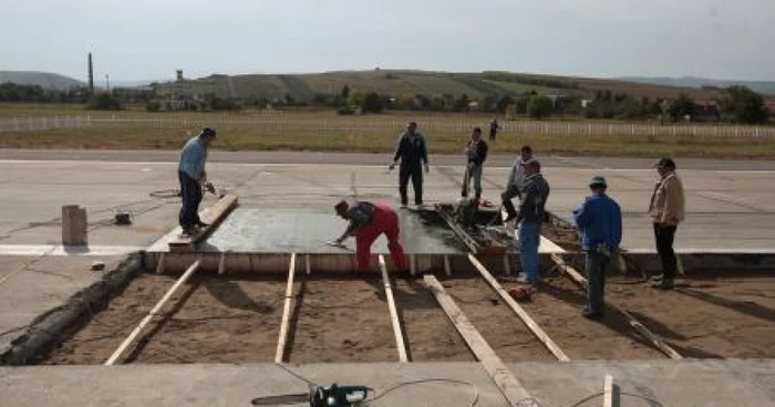 Cluj: Au betonat pista aeroportului în timp record (GALERIE FOTO)