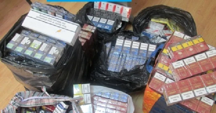 Ţigări şi petarde, confiscate    Foto: IPJ MM