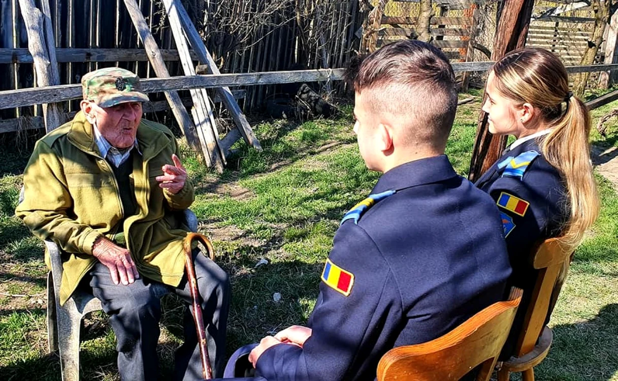 Vteranul Cosma Roman le povesteşte elevilor militari cum a fost în război. Foto: Cercul Militar Alba