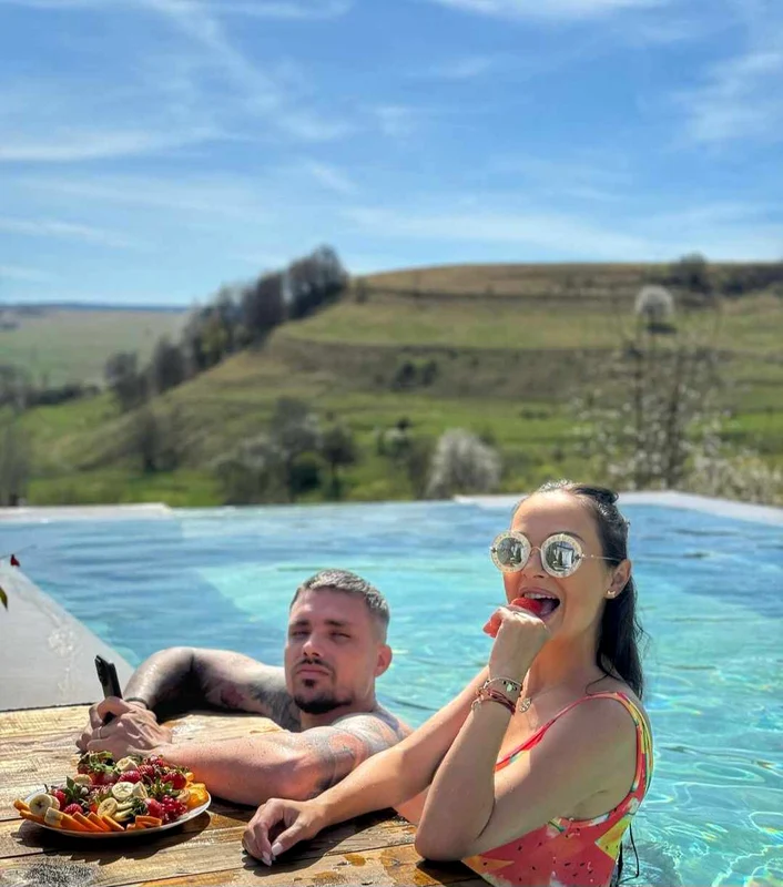 Vlăduța Lupău, la piscină cu soțul său. Sursă: Instagram