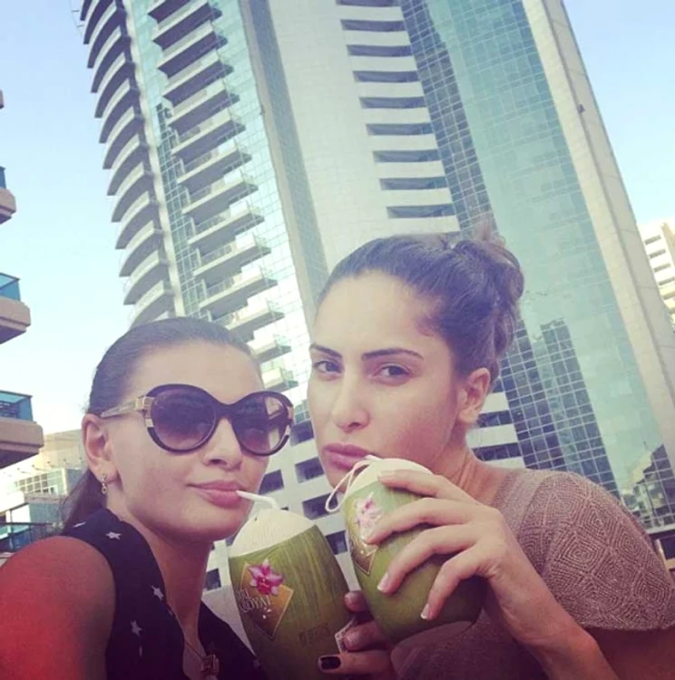 Ramona pare să fi uitat de suferinţă, iar acum se distreză din nou cu prietenele, în Dubai (foto: Facebook)