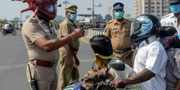 Cască sub formă de coronavirus purtată de inspectorul de poliţie Rajesh Babu în India FOTO AFP / Arun Sankar