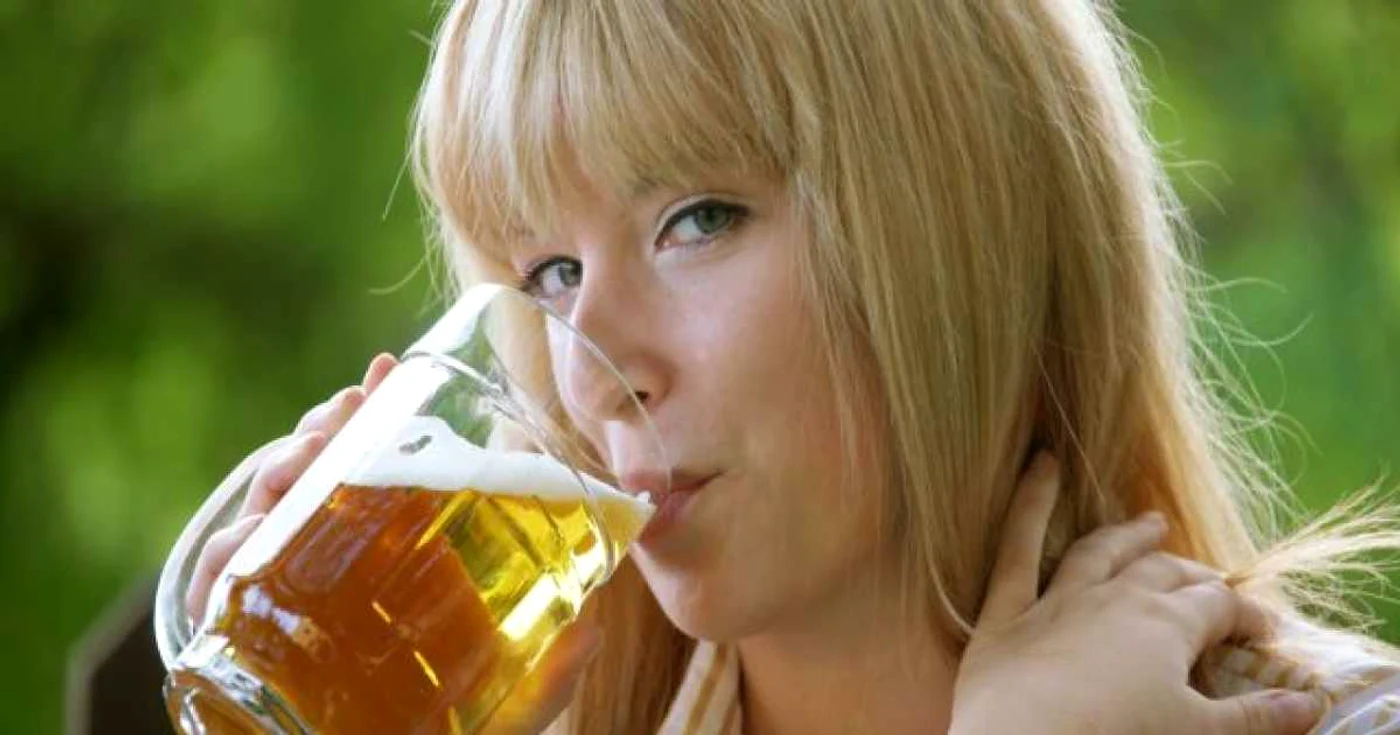 Chiar şi în cantităţi mici, alcoolul este dăunător femeilor