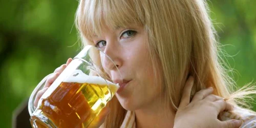 Chiar şi în cantităţi mici, alcoolul este dăunător femeilor