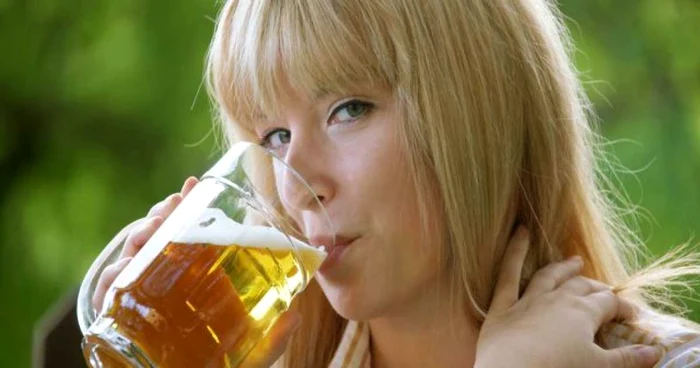 Chiar şi în cantităţi mici, alcoolul este dăunător femeilor